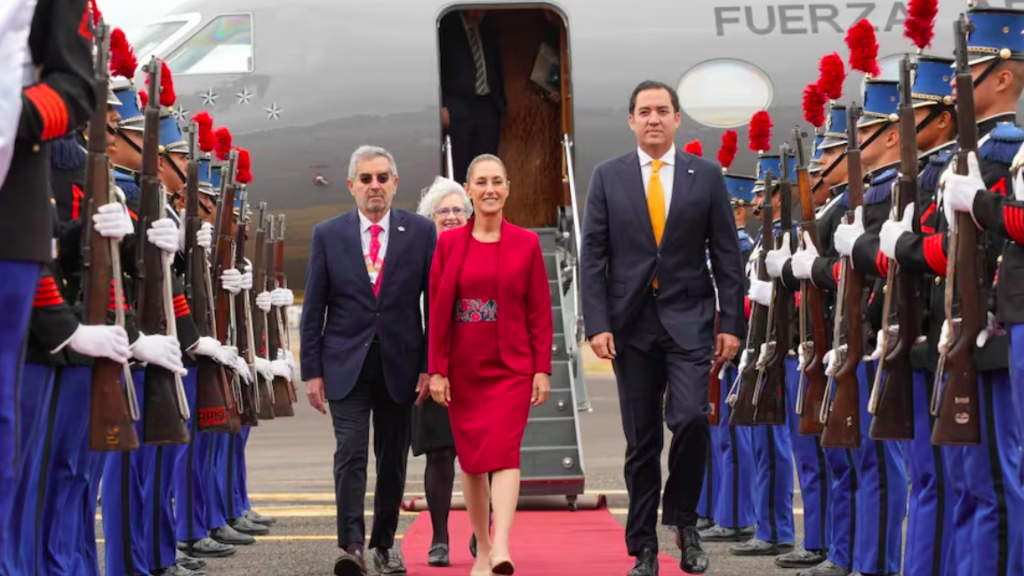 Claudia Sheinbaum llega a la IX Cumbre de la CELAC; la acompaña Juan Ramón de la Fuente