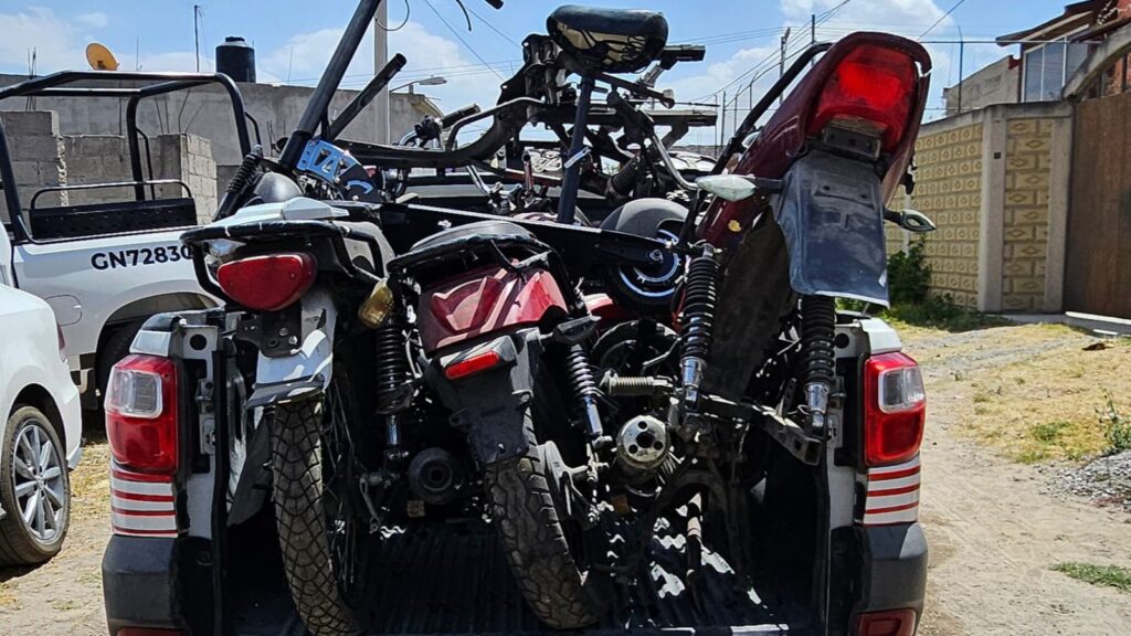 ASEGURA FGJE CINCO VEHÍCULOS, CINCO MOTOCICLETAS Y CUATRO MOTORES DURANTE CATEO EN CHIAUTEMPAN