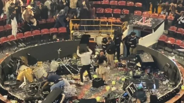 Disturbios en la Feria de Texcoco por negativa de Luis R. Conríquez a cantar narcocorridos
