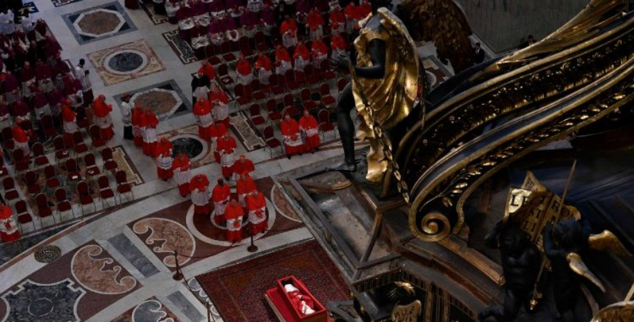 Féretro de Francisco ya se encuentra en basílica de San Pedro