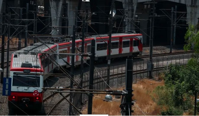 Usuarios explotan contra el aumento en las tarifas del Tren Suburbano