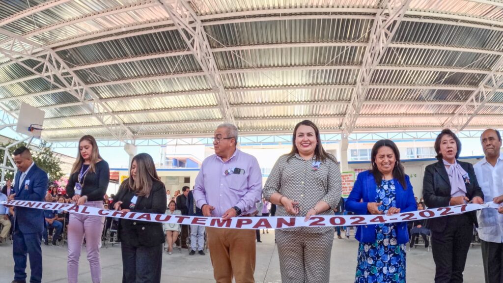 Entrega Blanca Angulo techumbre en escuela de Texcacoac