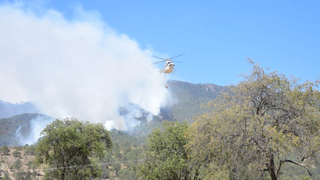 Gestiona gobierno de Tlaxcala apoyo de helicópteros para combatir incendio