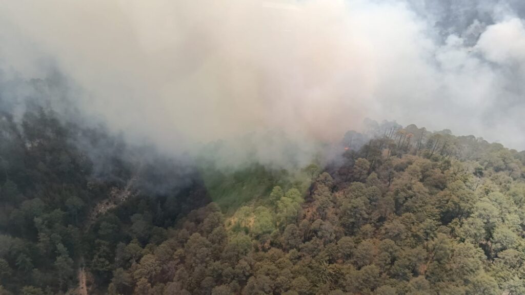 Continúa en tierra trabajos para sofocar incendio en Atltzayanca