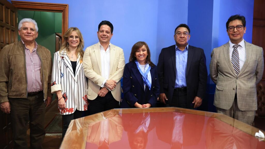 Gobernadora de Tlaxcala recibe a la nueva mesa directiva del consejo de notarios