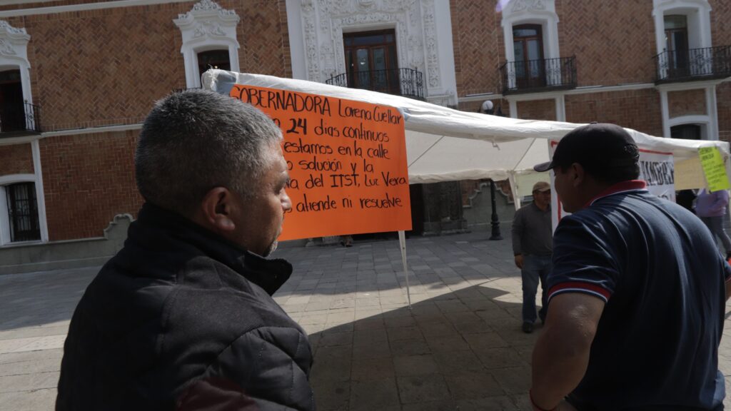 Protesta frente a Palacio de Gobierno: docentes del ITST, despedidos inician huelga de hambre