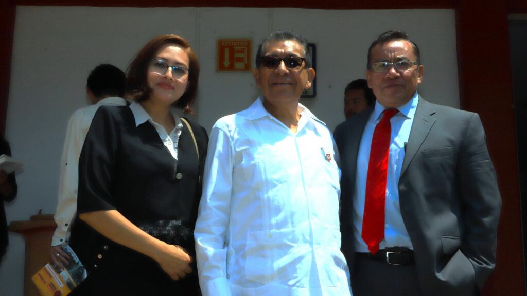 Rector de la UATx aquilata mérito de docentes universitarios