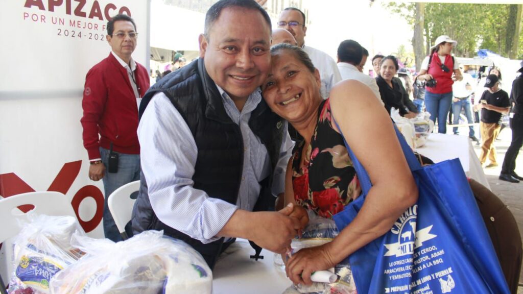 Javier Rivera entrega tres mil apoyos y celebra a todas las madres de Apizaco con programa artístico y cultural.