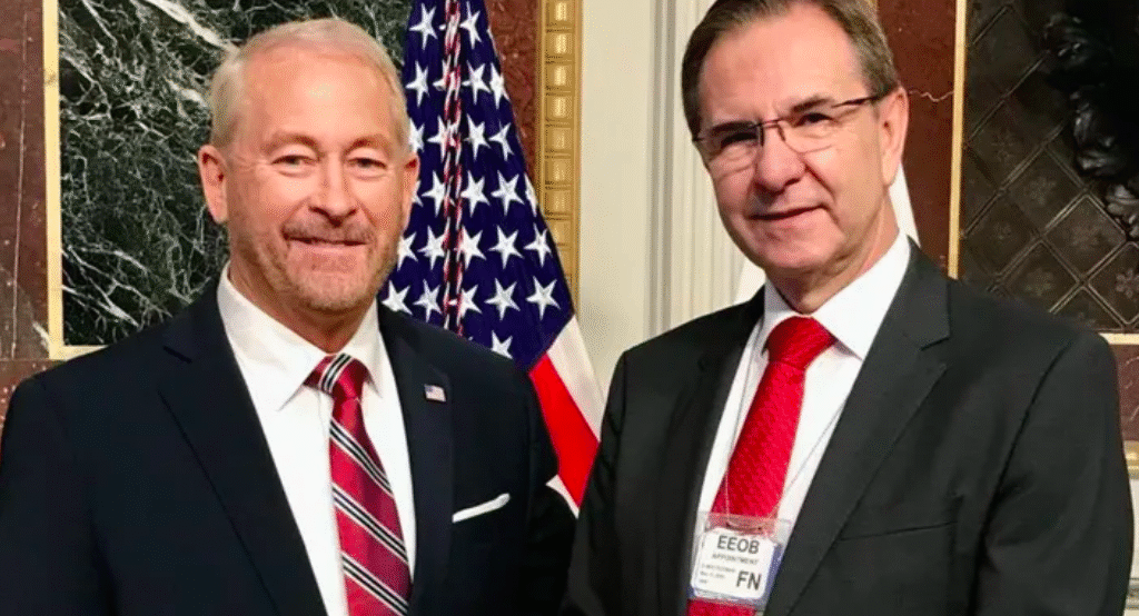Rinde protesta como embajador en México el ex boina verde Ron Johnson
