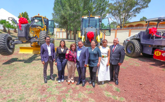 PRESENCIA GOBERNADORA ENTREGA DE MAQUINARIA DE CONSTRUCCIÓN PARA OBRA HÍDRICA DE APIZACO