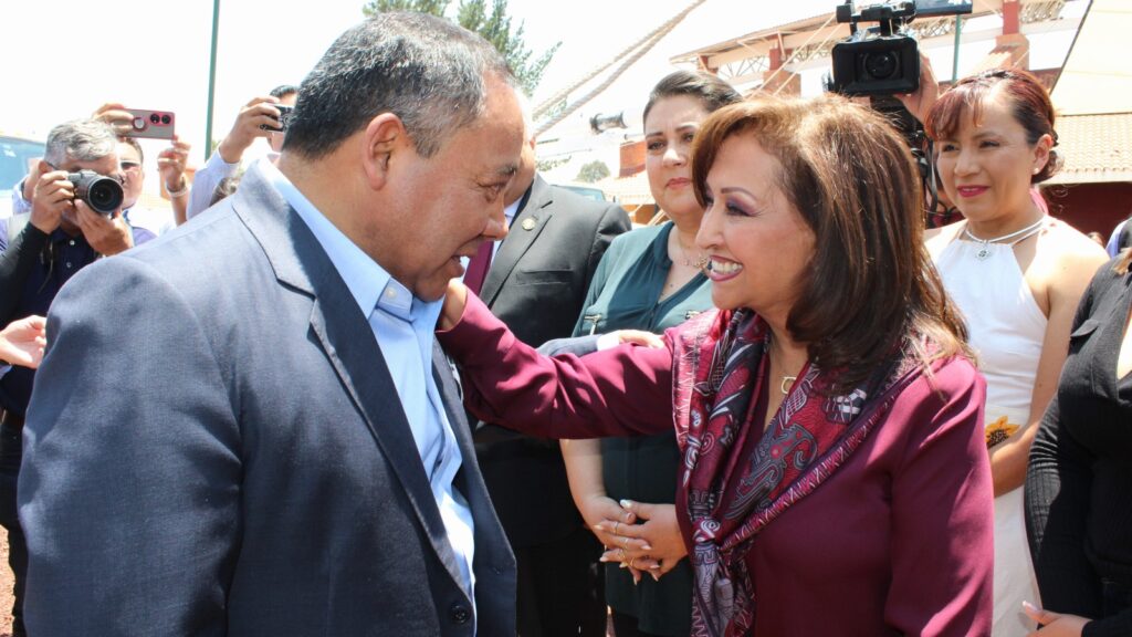 ENTREGA ALCALDE DE APIZACO NUEVA MAQUINARIA A CAPAMA.