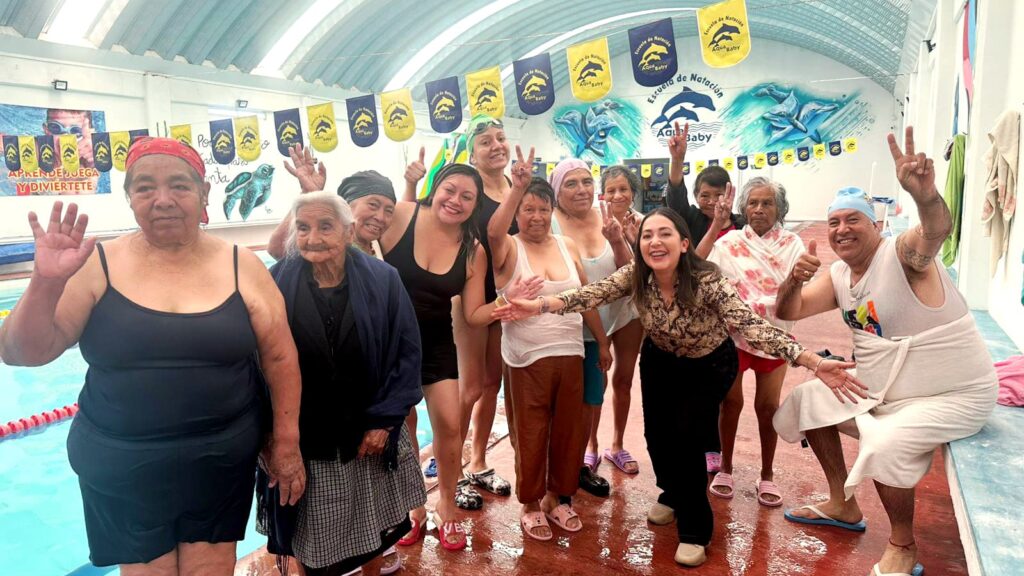 DIF Chiautempan lleva a abuelitos a nadar