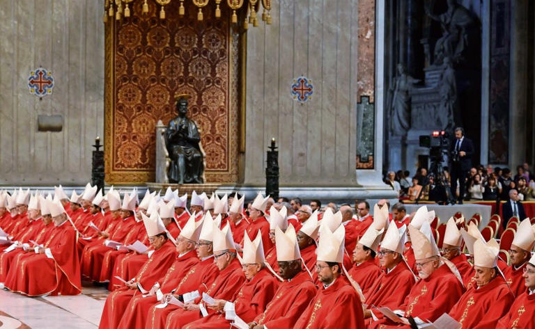 Cardenales se instalan en el Vaticano para el cónclave; llaman a la paz en Ucrania y Medio Oriente