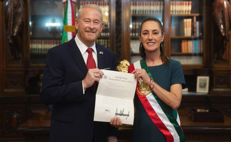 Embajador Ronald Johnson se reúne con Sheinbaum en Palacio Nacional; entrega sus cartas credenciales