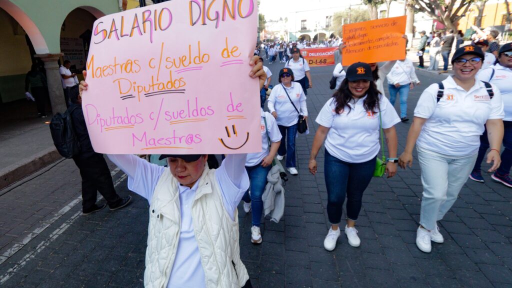 Más de 21 mil docentes marchan en Tlaxcala por un salario digno y mejores servicios de salud