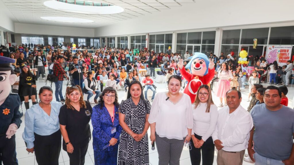 Blanca Angulo celebra a niñas y niños de Chiautempan con función de cine