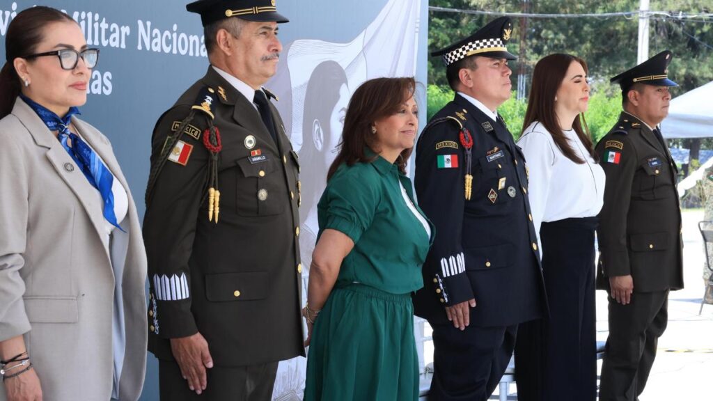 Gobernadora toma protesta de bandera a soldados, remisos y mujeres voluntarias