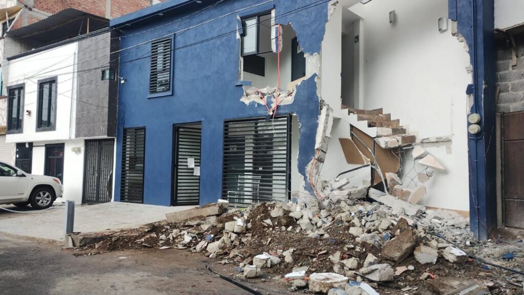 Mujer sin rostro demuele casa con gente al interior; autoridades observan sin actuar