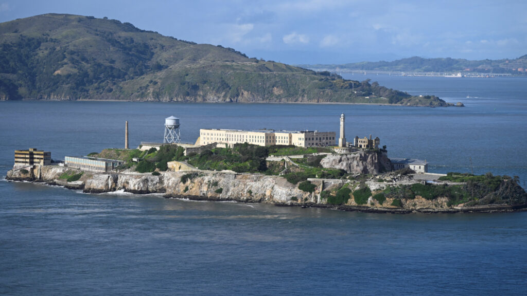 Trump ordena reabrir la prisión de Alcatraz “para albergar a los delincuentes más despiadados”