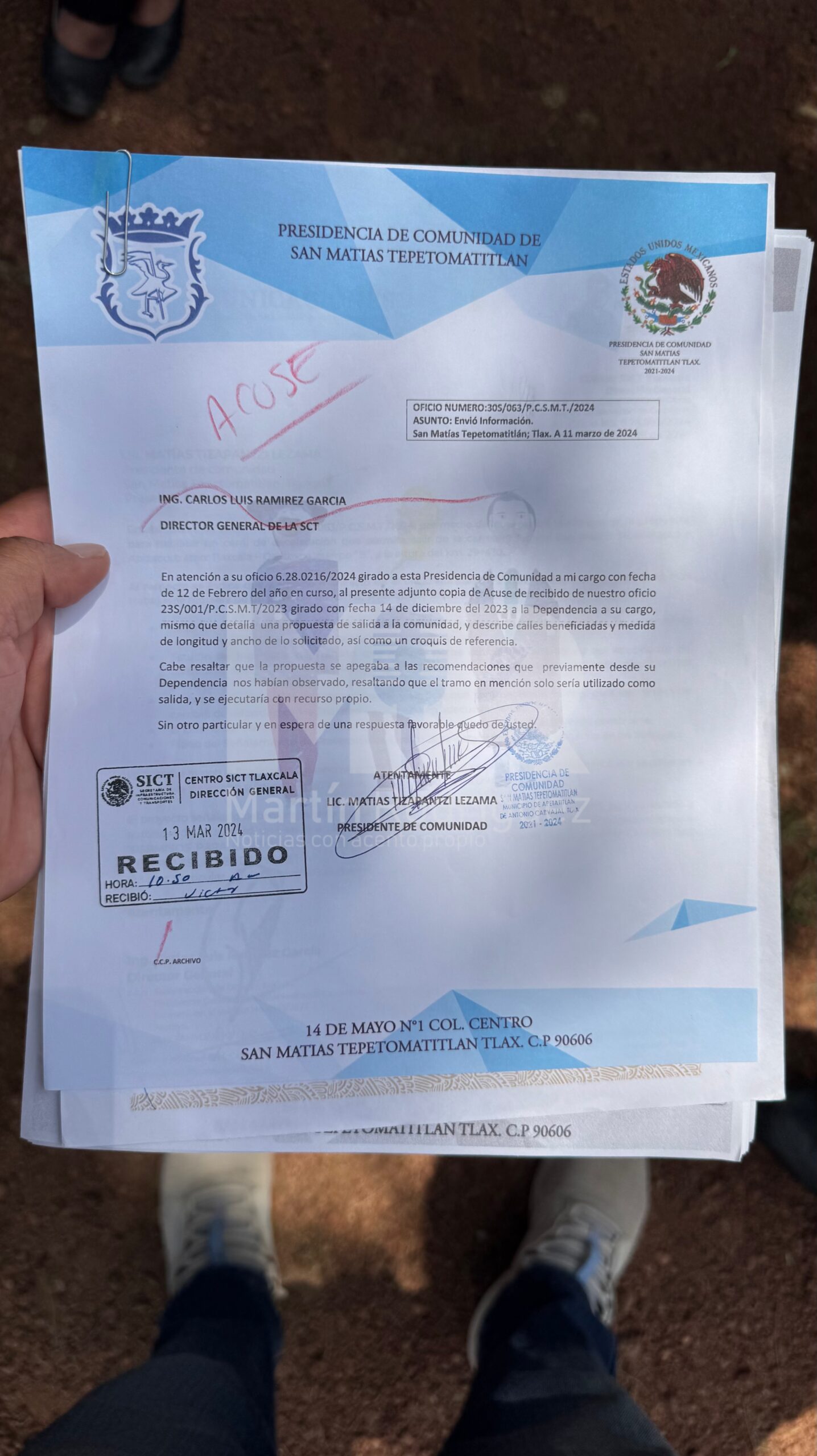 En la gráfica: documentos que la autoridad de la comunidad de San Matías Tepetomatitlán ha realizado ante la Secretaría de Infraestructura Comunicaciones y Transportes para beneficio de sus habitantes. La respuesta del presunto dueño fue acudir con elementos de la policía a quienes exigió la detención del operador y el equipo con el que se realizaban los trabajos en la zona. 