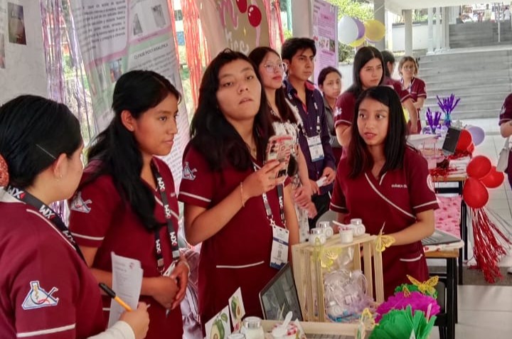 Estudiantes de Química Clínica UATx presentan productos  del área de la salud en Feria del Emprendimiento en Xalapa