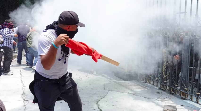 Riña en Gobernación: Protesta de la CNTE acaba en disturbios; ‘no son maestros’, dicen manifestantes