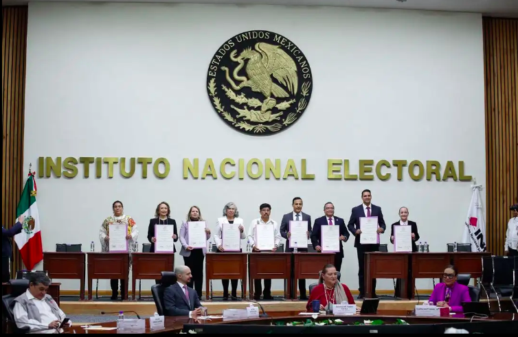 Entrega INE constancias de mayoría a ministros electos de la SCJN