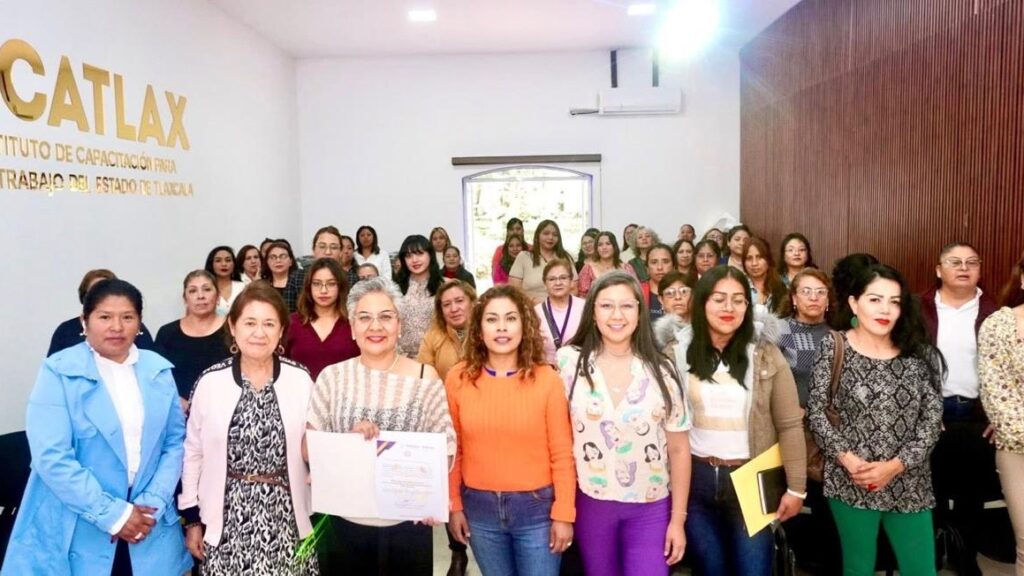 ICATLAX REALIZA CURSO-TALLER EN LIDERAZGO FEMENINO PARA LA TRANSFORMACIÓN COMUNITARIA
