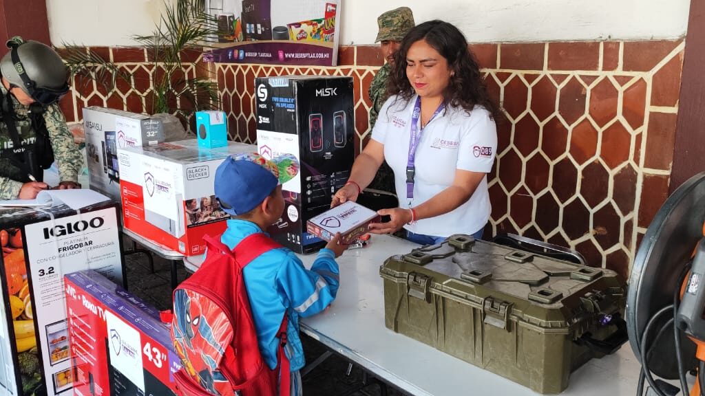 NIÑOS PONEN EL EJEMPLO: EN TLAXCALA, CANJEAN MÁS JUGUETES BÉLICOS