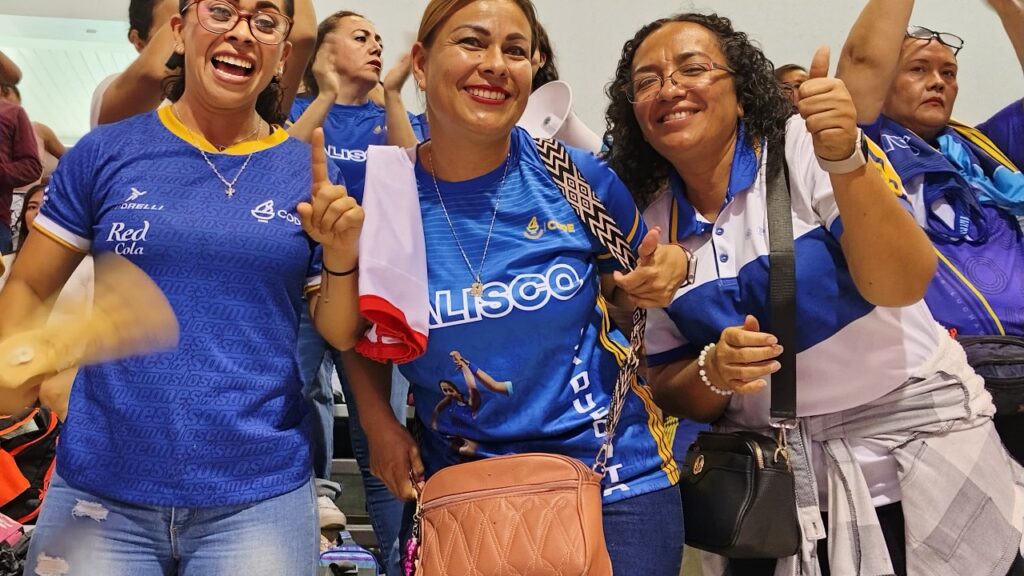 “TLAXCALA SÍ EXISTE Y ES UN ORGULLO ESTAR AQUÍ”: MADRES DE ATLETAS DE LUCHAS ASOCIADAS FEMENIL