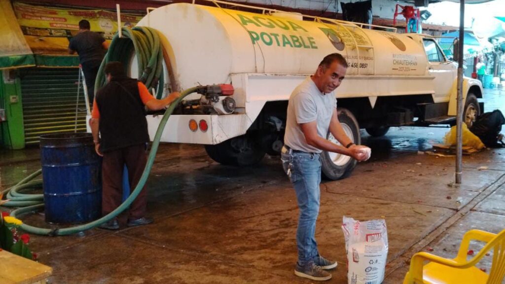 Locatarios del Mercado Hidalgo y autoridades municipales emprenden jornada de fumigación y limpieza