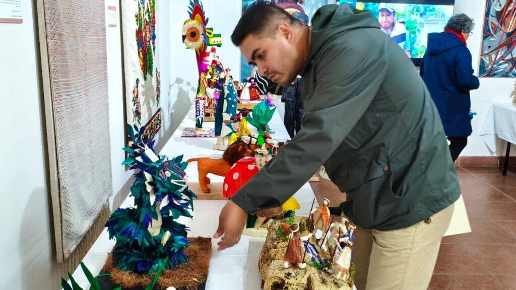 EVALÚAN CREATIVIDAD Y ORIGINALIDAD DE PIEZAS DEL III CONCURSO ARTESANAL DE TOTOMOXTLE 2025
