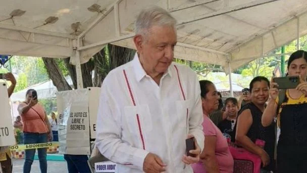 AMLO reaparece públicamente para votar en la elección judicial