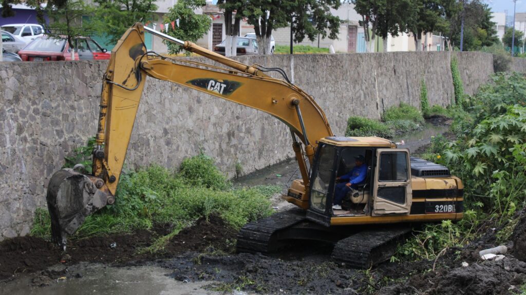 Gobierno de Chiautempan realiza labores de desazolve y exhorta a no tirar desechos en alcantarillas y drenajes