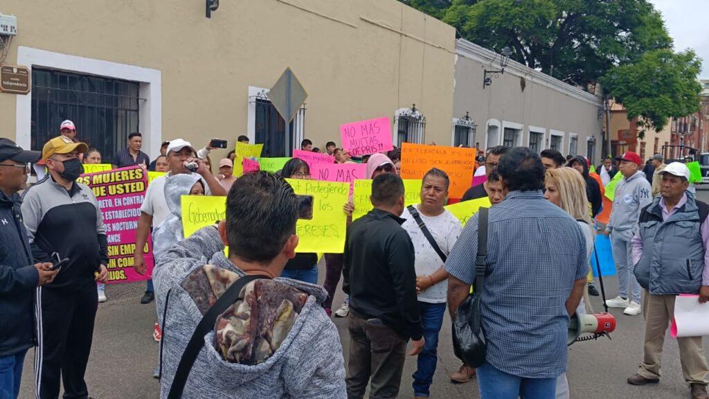 Representantes de bares se movilizan en Tlaxcala; exigen a la Gobernadora “que los dejen trabajar”