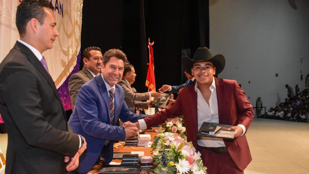 “Como Padrino de Generación 2022-2025 celebro el esfuerzo de nuestros jóvenes”: Ray Vázquez Conchas