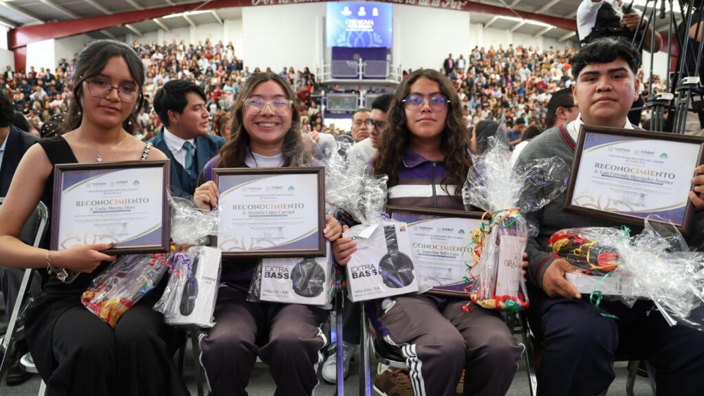 ENCABEZA GOBERNADORA PRIMERA GRADUACIÓN SIMULTÁNEA Y ENTREGA DE CERTIFICADOS DIGITALES DEL COBAT