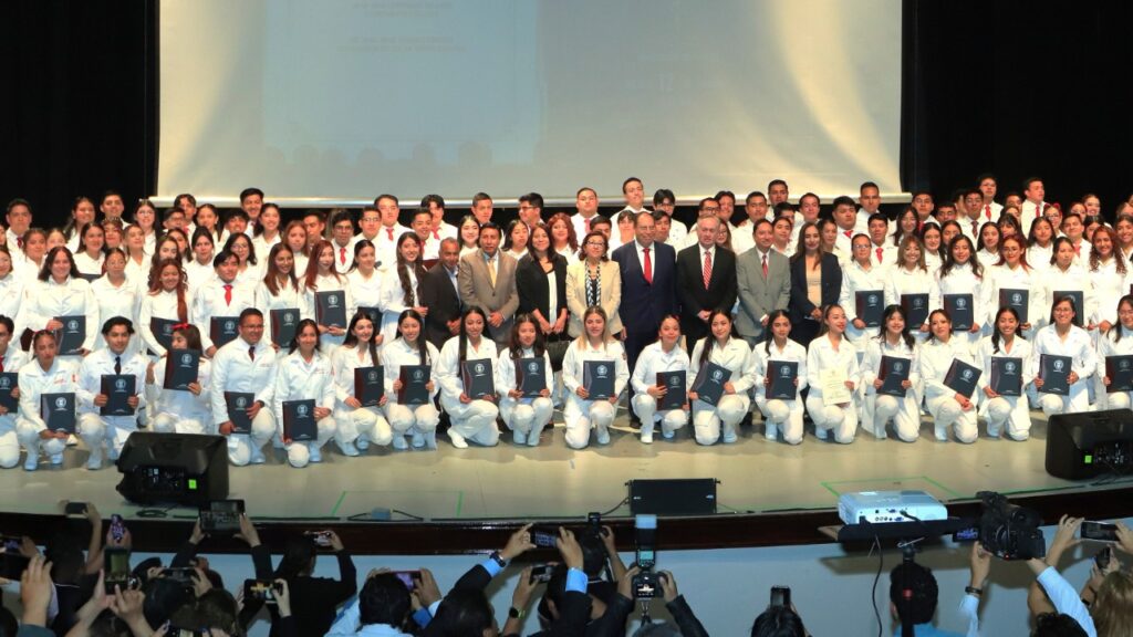 Rinden Juramento Ético Médico, 180 egresados de Ciencias de la Salud UATx