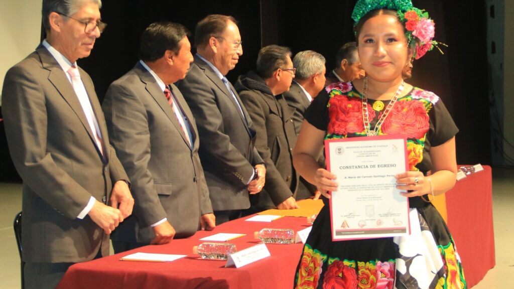 Entrega Rector constancias de conclusión de estudios a 96 egresados de Agrobiología