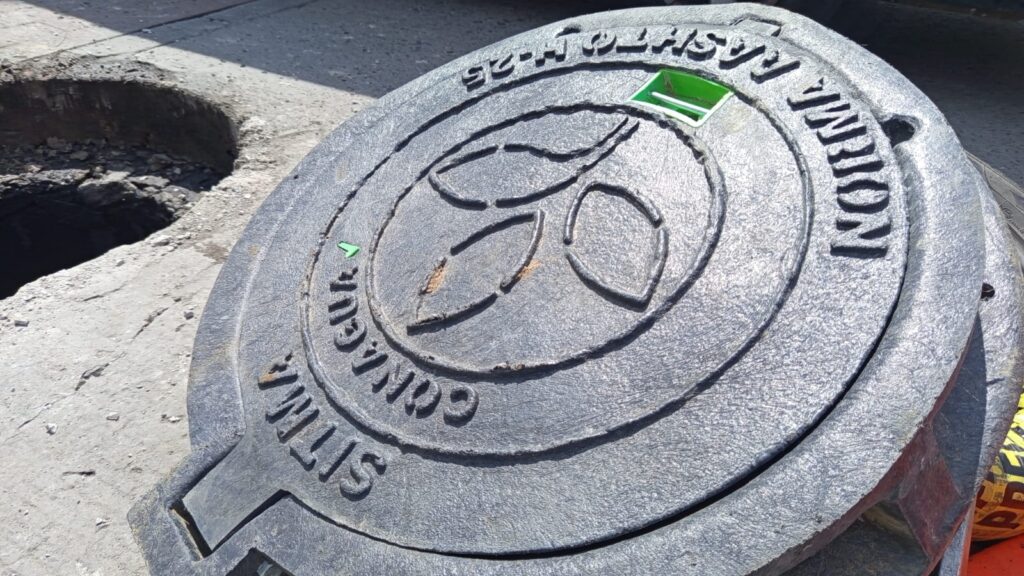 Reparan coladera en la esquina de Antonio Díaz Varela y Progreso de Chiautempan