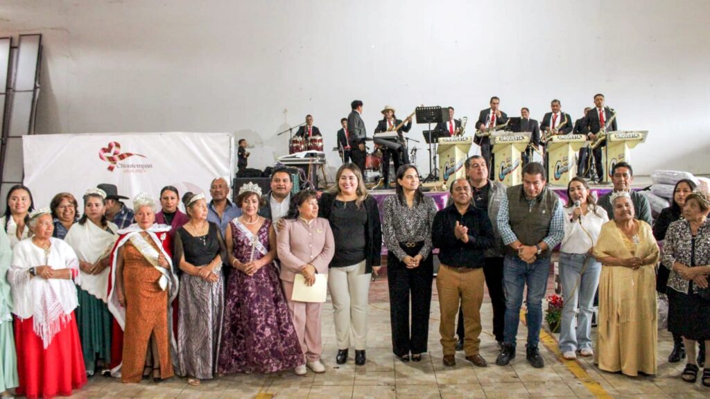 Blanca Angulo celebra a abuelitas y abuelitos de Chiautempan con música, regalos y convivencia