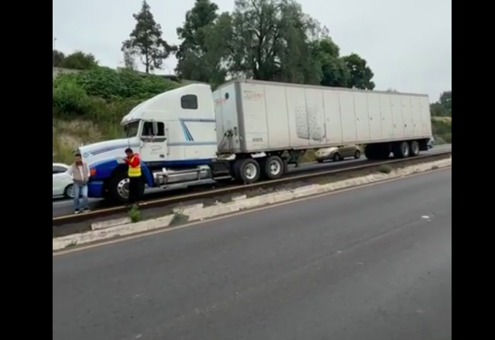 Tráiler embiste a cuatro vehículos sobre la autopista Apizaco–Tlaxcala