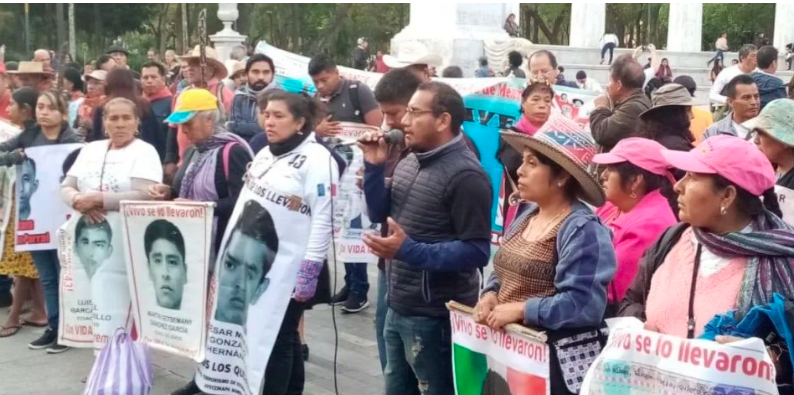 Renuncia Vidulfo Rosales como abogado de los padres de los 43 de Ayotzinapa