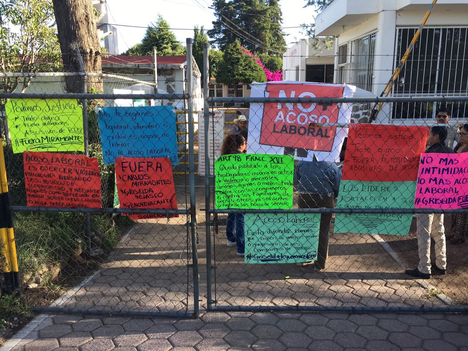 Trabajadores del CADER Huamantla se manifiestan en contra de esta mujer por su prepotencia y malos tratos.