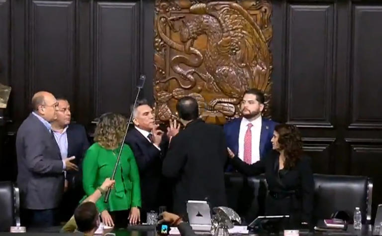 Con el himno de fondo, Alito Moreno y Noroña se agarran a golpes en el Senado.