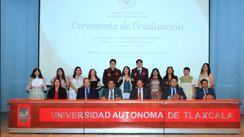 Egresados de Filosofía y Letras UATx culminan su formación