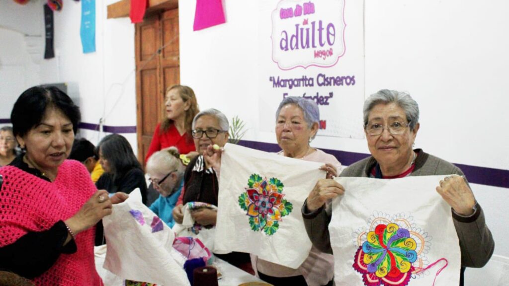 Blanca Angulo invita a abuelitos chiautempenses a disfrutar servicios que ofrece el gobierno municipal