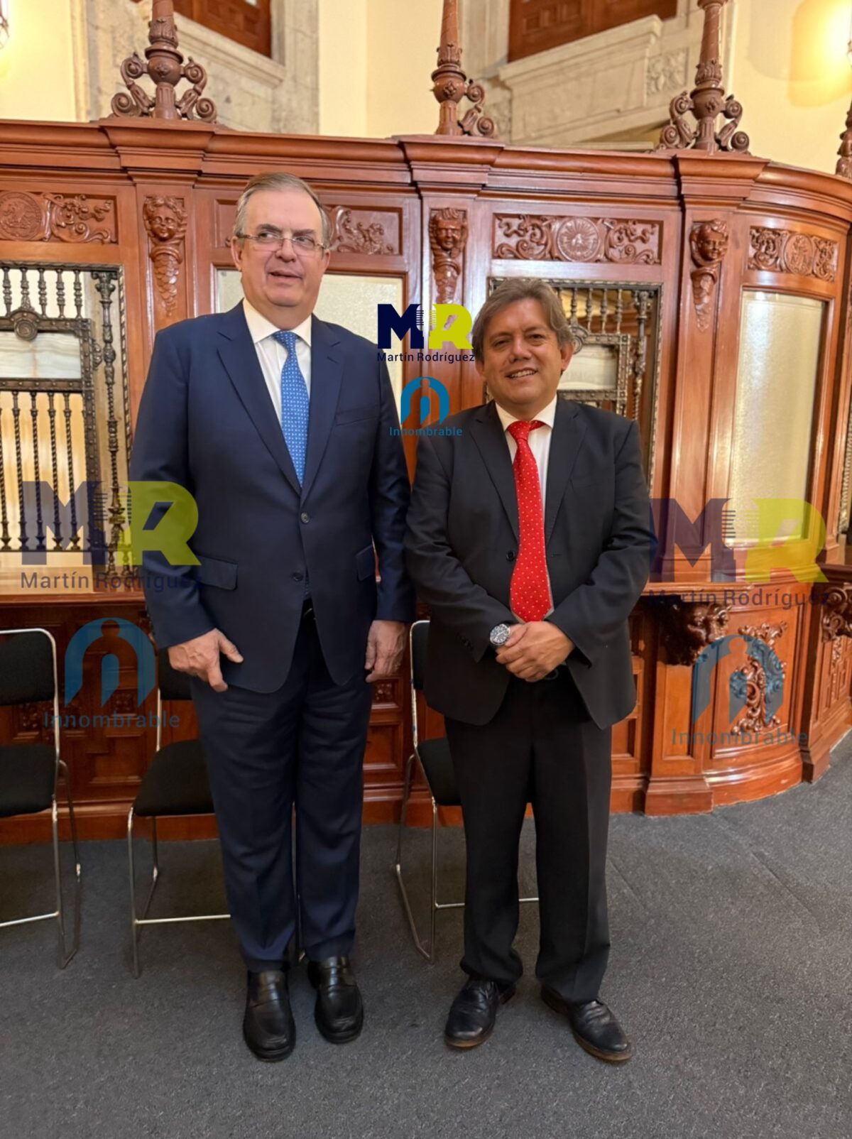Marcelo Ebrard Casaubón y Humberto Hernández Castillo, secretario de Economía de México y responsable del PODEBI en Huamantla, de manera respectiva, durante la mañanera del pueblo realizada este día en Palacio Nacional.