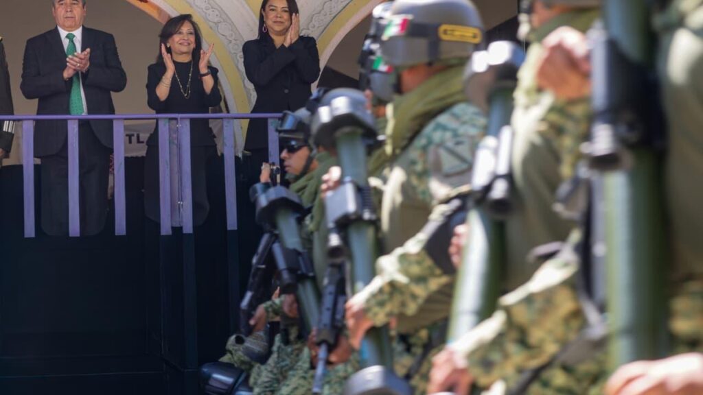 *ENCABEZA GOBERNADORA DESFILE CÍVICO-MILITAR POR EL CCXV ANIVERSARIO DEL INICIO DE LA INDEPENDENCIA DE MÉXICO*