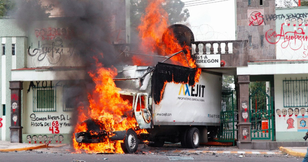 Normalistas derriban puerta del Campo Militar 1 e incendian camión